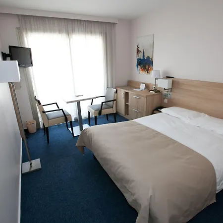 Chambord 3* مينتون